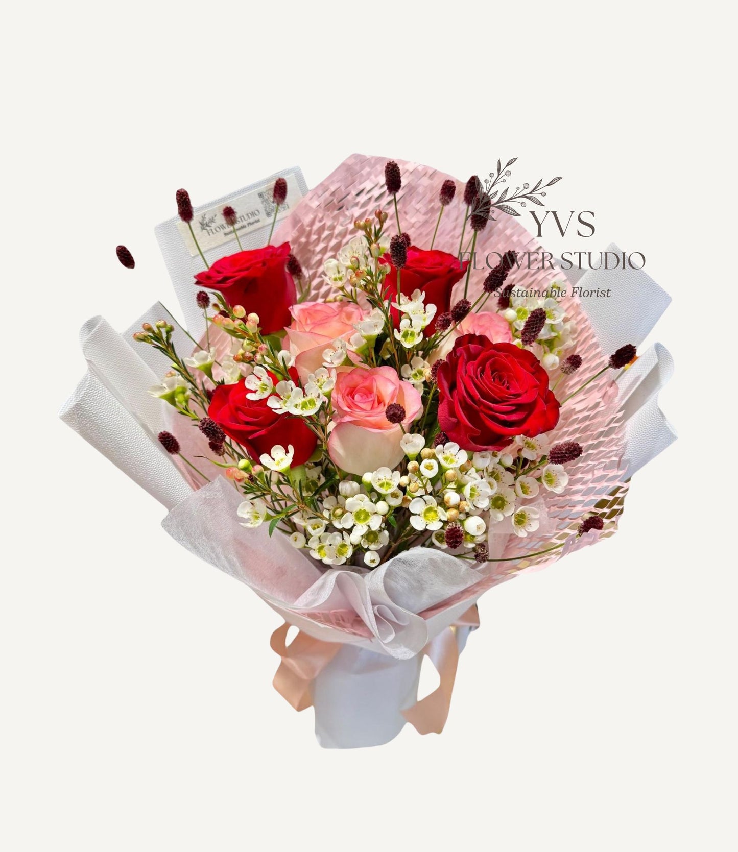 Fresh red and pink mixed r7 oses bouquet