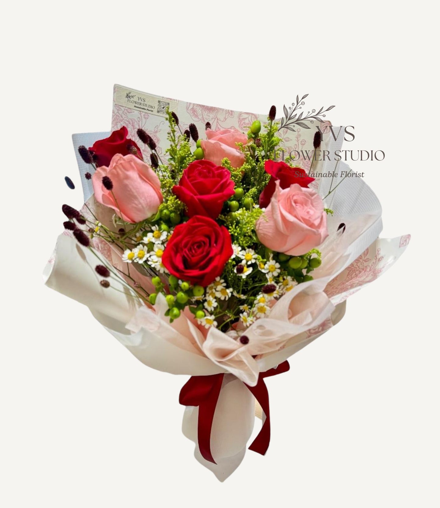 Fresh red and pink mixed roses bouquet