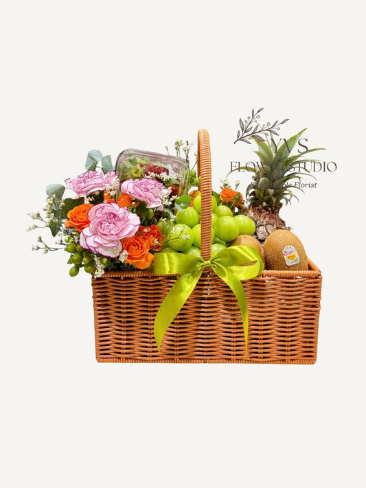 Gift basket with flowers and 6 varieties of fruits